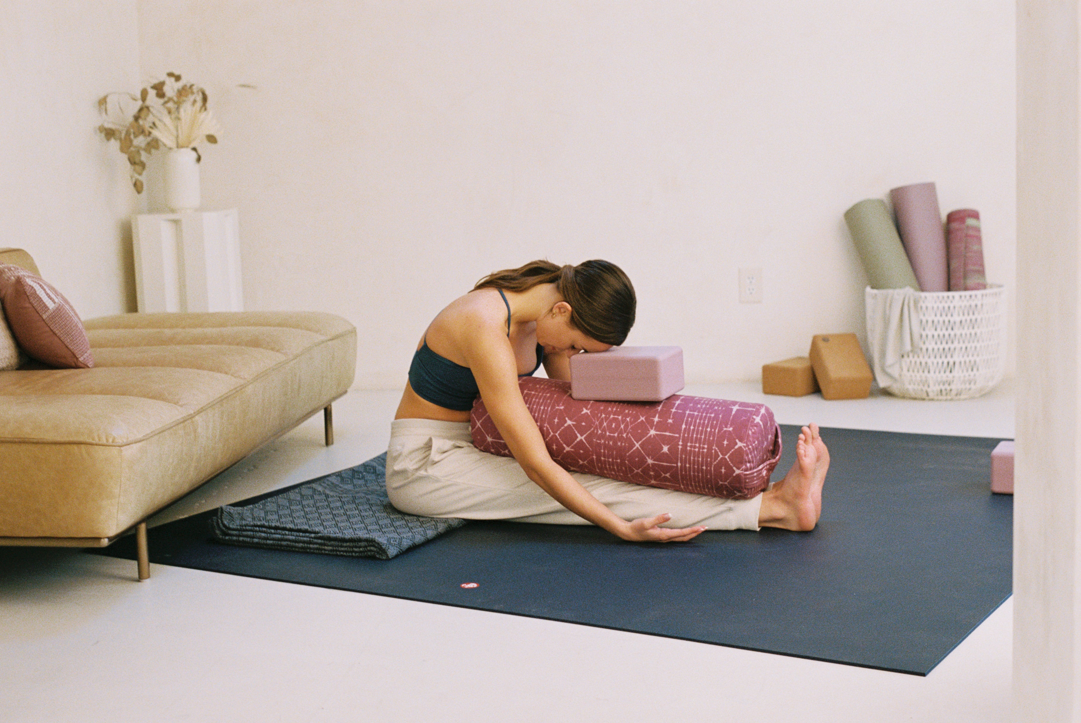 How to use a Yoga Bolster? User guide with 20 postures