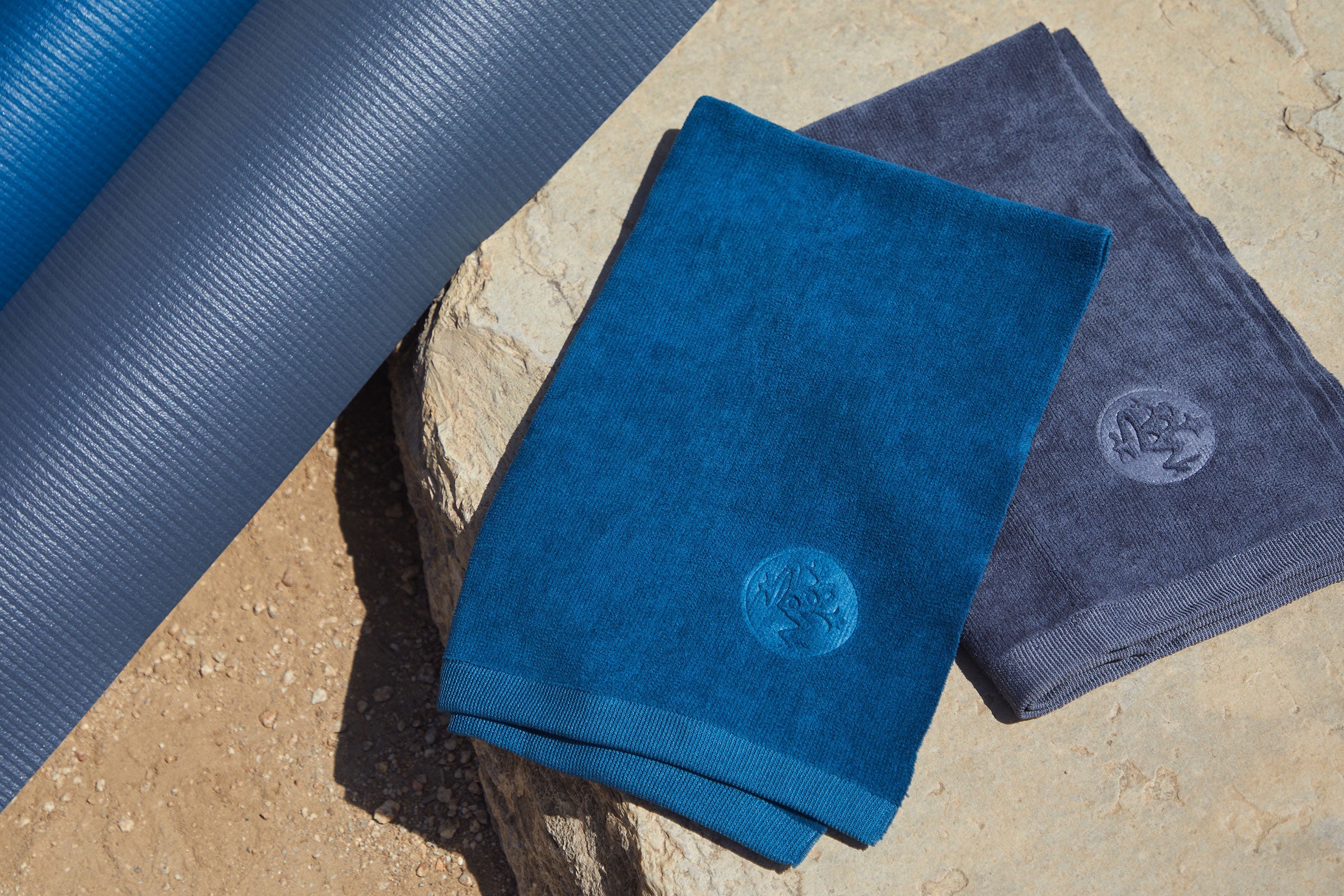 Super Soft eQua® Hot Hand Yoga Towel | Manduka EU