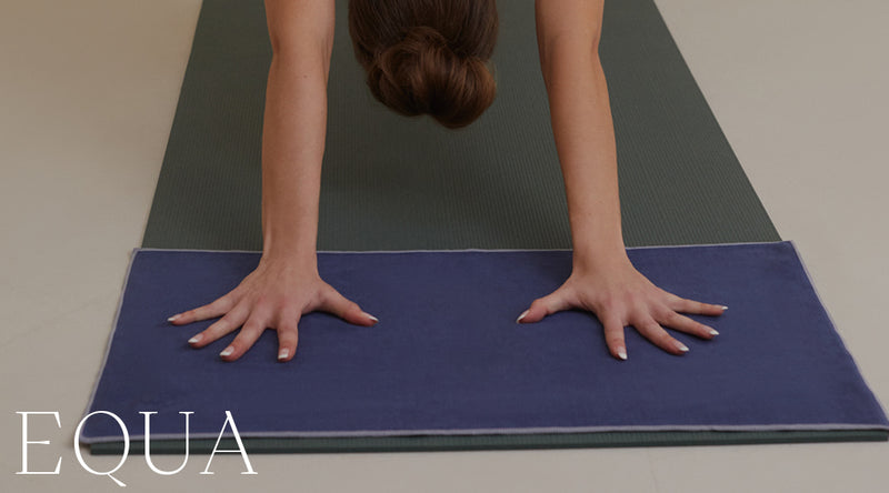 Manduka - Toalla de yoga para alfombra, antideslizante y de secado rápido  para yoga caliente con puntos de agarre inferior de goma, 68 pulgadas de