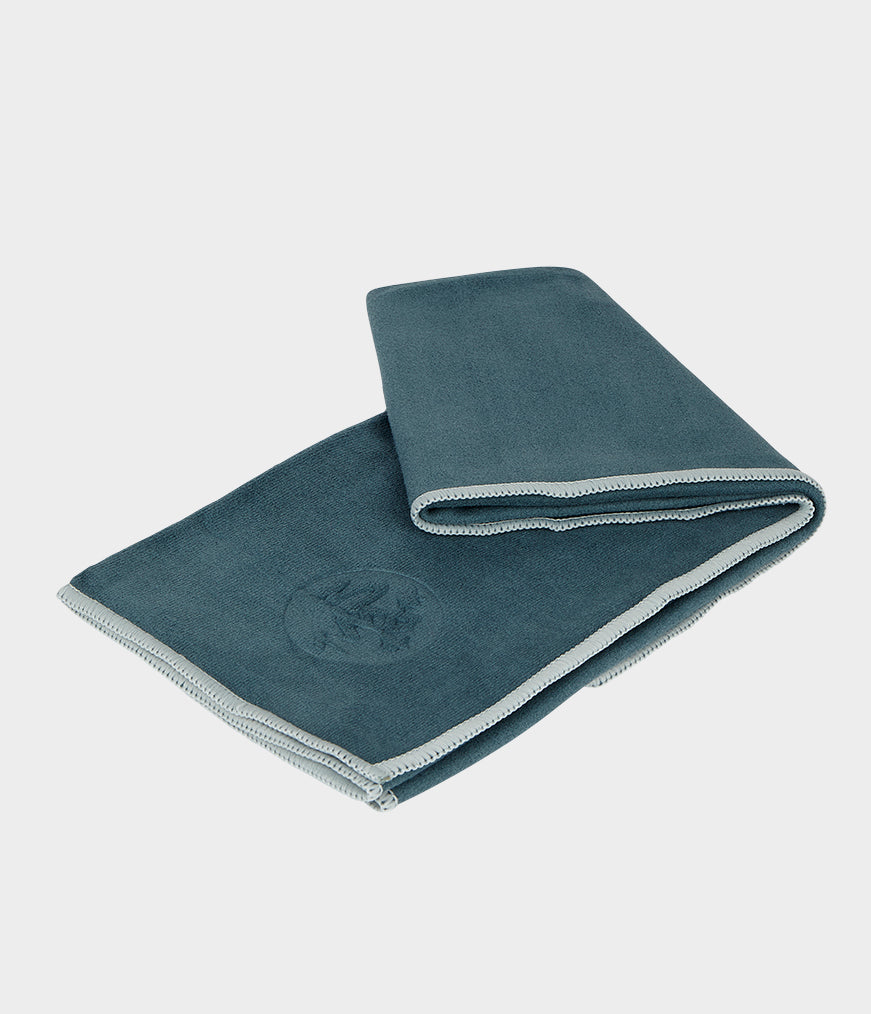  Manduka eQua Yoga Hand Towel - Quick Drying Microfiber,  Lightweight, Yoga Accessories Easy for Travel, 16 Inch (40cm), Midnight  Blue : E Qua Towel : Sports & Outdoors